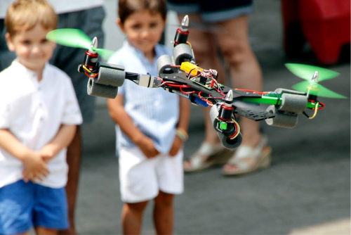 Вау! Робот. Аренда дронов FPV. Дрон-рейсинг на детский праздник.