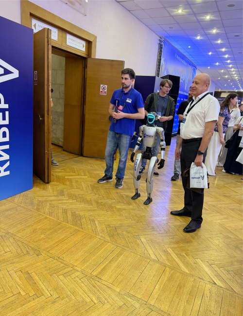 Роботы Unitree G1 на форуме КИБЕР V. ВауРобот