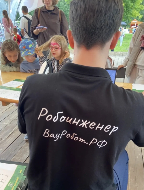 Юбилей «Уралочки» с роботами Unitree G1 и роботом- художником скетчботом. ВауРобот