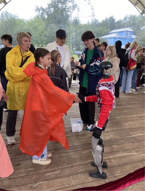 Юбилей «Уралочки» с роботами Unitree G1 и роботом- художником скетчботом. ВауРобот