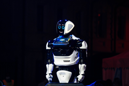 Vau-Robot-Promobot-2